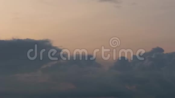 傍晚白俄罗斯的云浮在湖面上视频的预览图