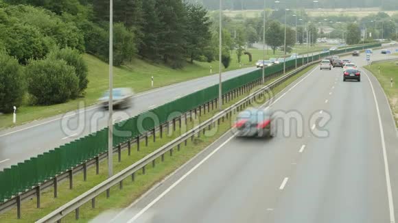 立陶宛维尔纽斯高速公路上的汽车交通视频的预览图
