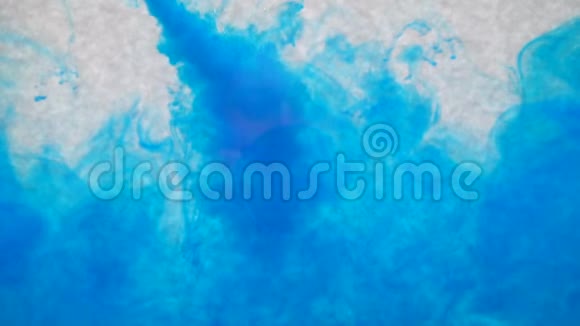 水中的蓝墨水创意慢动作在白色背景下视频的预览图