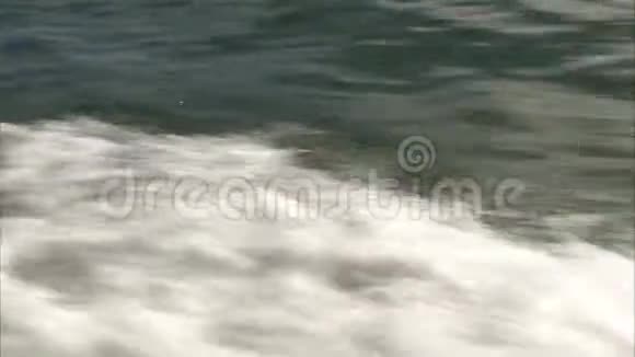 湖和船被击中视频的预览图