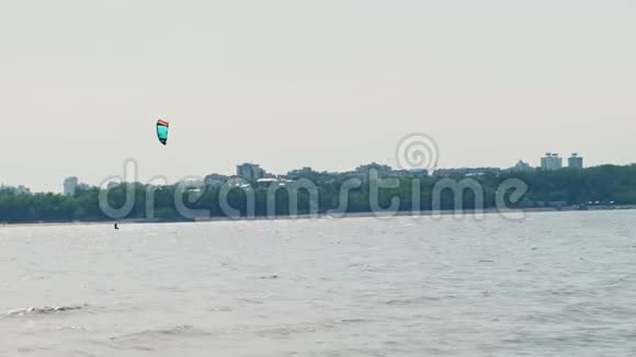 夏天河上的人从事风筝冲浪极限运动视频的预览图