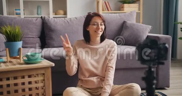 漂亮的年轻女子vlogger为在线博客录制视频用手势说话视频的预览图
