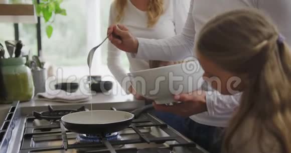 家庭在家厨房准备食物视频的预览图