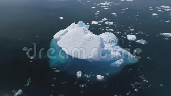 冰山漂浮在南极洲的海洋中空中射击视频的预览图