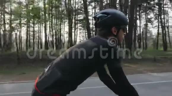 专注自信的骑自行车的人在公园里骑自行车侧跟射击自行车的概念视频的预览图