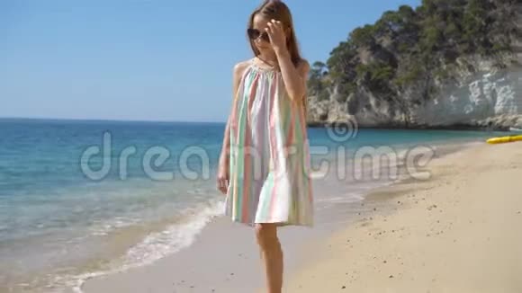 美丽的小女孩穿着裙子在海滩玩有趣的女孩享受暑假视频的预览图