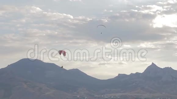 滑翔伞飞升飞升视频的预览图