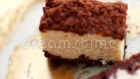 经典芝士蛋糕金盘上有巧克力欧式美食甜点视频的预览图