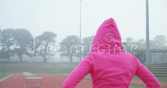 站在4k跑道上的女运动员视频的预览图