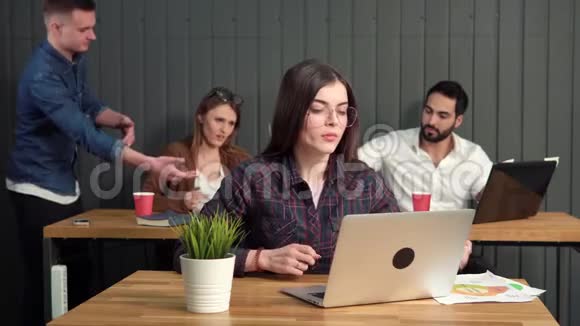 女孩在电脑工作视频的预览图