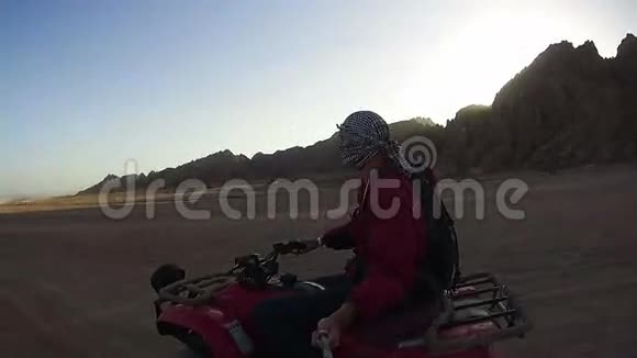 在埃及沙漠骑四方自行车视频的预览图