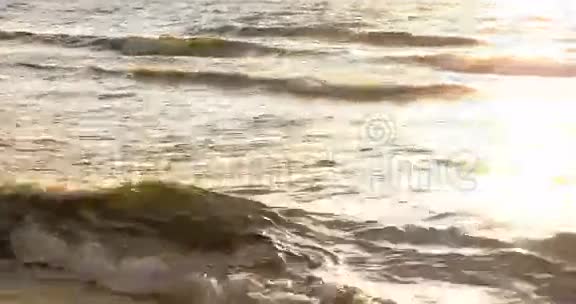 地平线上有太阳光束的海滩场景4k视频的预览图