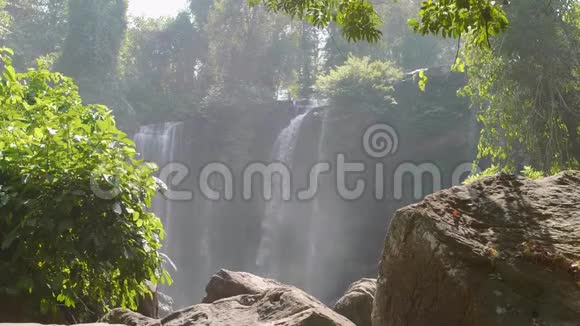 热带瀑布景观视频的预览图