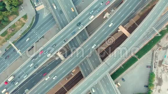 从上面可以看到莫斯科公路交叉口的高层景观汽车交通和许多汽车的堵塞交通理念视频的预览图