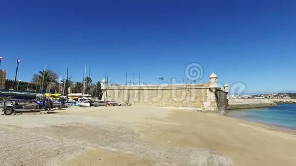 从葡萄牙拉各斯港的中世纪FortedaBandeira视频的预览图