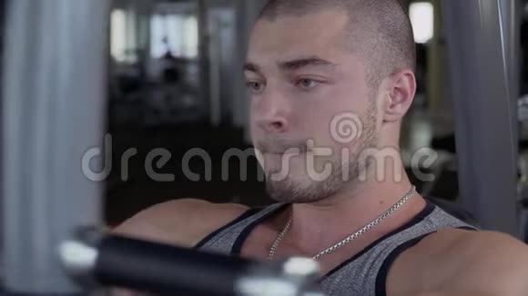 帅哥在健身房工作视频的预览图