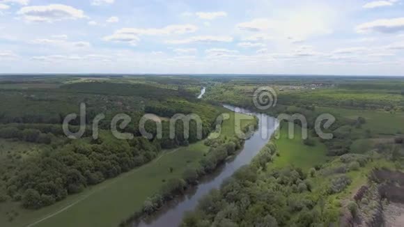 绿色山谷和河流的鸟瞰图视频的预览图