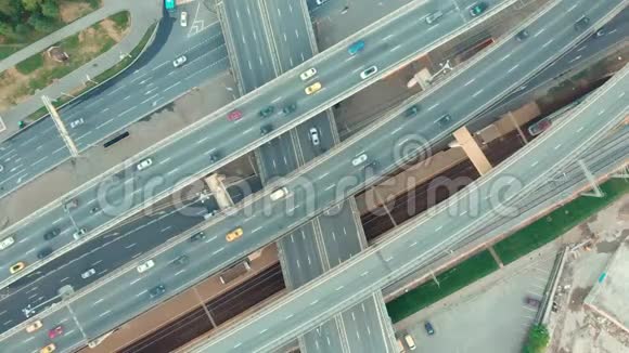 从上面可以看到莫斯科公路交叉口的高层景观汽车交通和许多汽车的堵塞交通理念视频的预览图