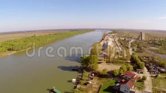 一个小村庄和多瑙河在流入大海之前的空中景色视频的预览图
