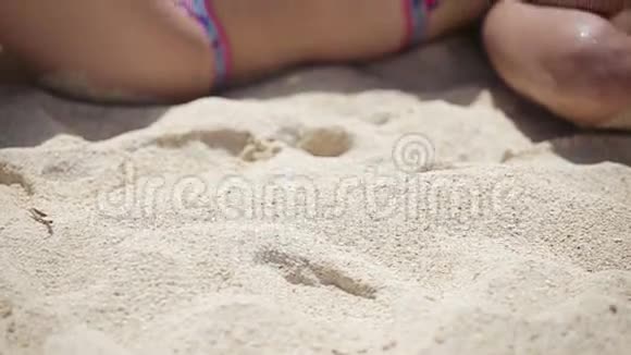 这对年轻夫妇喜欢在海滩上度暑假视频的预览图