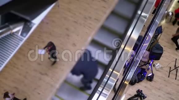 商场里的自动扶梯人们正在沿着自动扶梯移动视频的预览图
