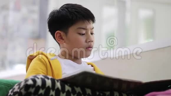 亚洲孩子读书写字做作业的学校视频的预览图