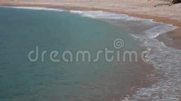 沙滩和海浪特写砂和水的质地Pict视频的预览图