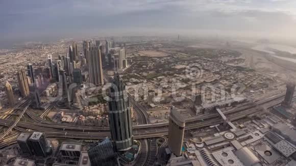 在日出后的早晨迪拜市区带塔和摩天大楼的空中景观视频的预览图