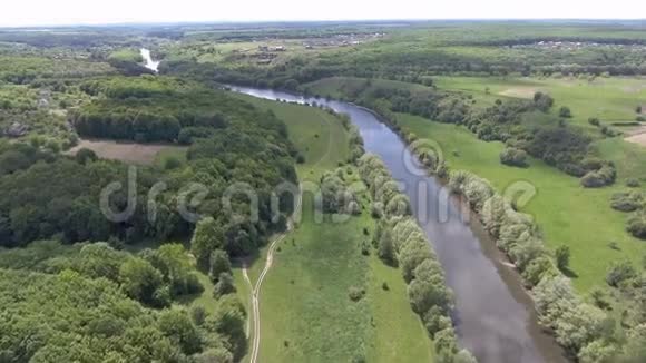绿色山谷和河流的鸟瞰图视频的预览图