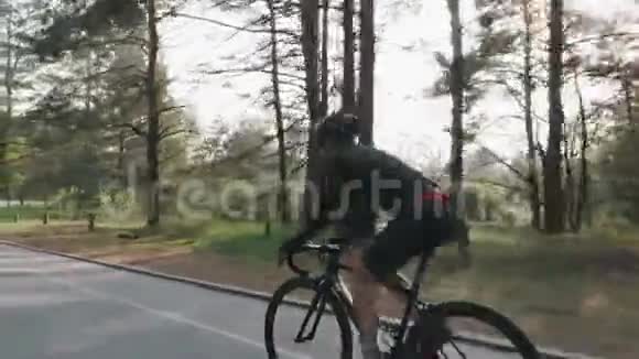 自信的骑自行车的人在公园里骑自行车公路自行车训练自行车的概念视频的预览图