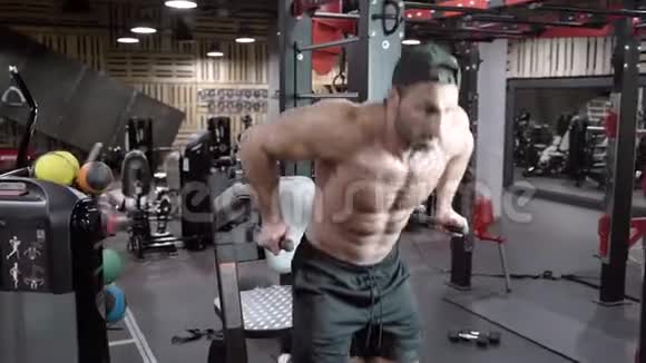 年轻的男性健美运动员在健身房锻炼视频的预览图