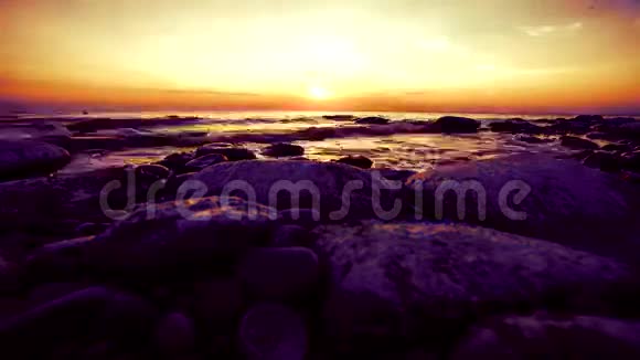 鹅卵石海滩上令人惊叹的日落时光视频的预览图