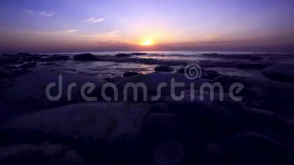 鹅卵石海滩上令人惊叹的日落时光视频的预览图