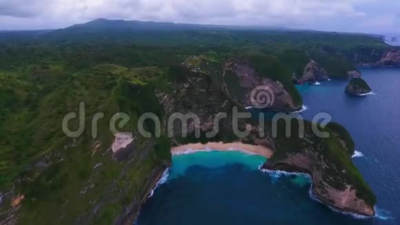 美丽的观点Kelingking海滩在努沙佩尼达岛巴厘岛印度尼西亚无人视野视频的预览图