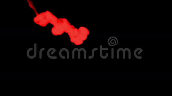 红色墨水在黑色背景上在水中扩散三维渲染体素图形计算机模拟2全高清视频的预览图