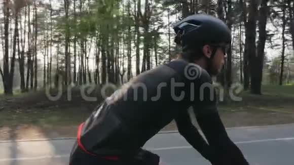 专注自信的骑自行车的人在公园里骑自行车侧跟射击自行车的概念慢动作视频的预览图