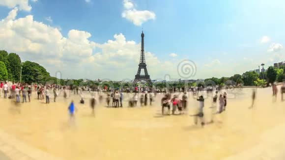 城市行人交通时间穿越埃菲尔铁塔视频的预览图