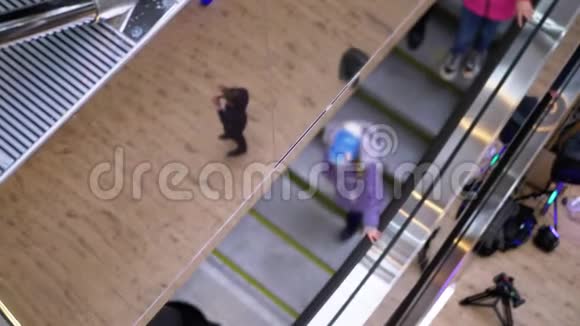 商场里的自动扶梯人们正在沿着自动扶梯前进视频的预览图