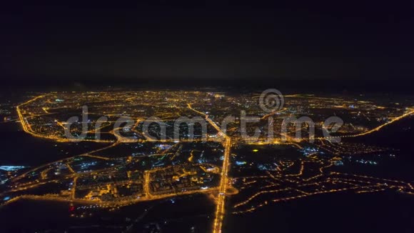 冬季无人驾驶飞机从空中向明斯克市的夜间住宅和商业建筑射击视频的预览图