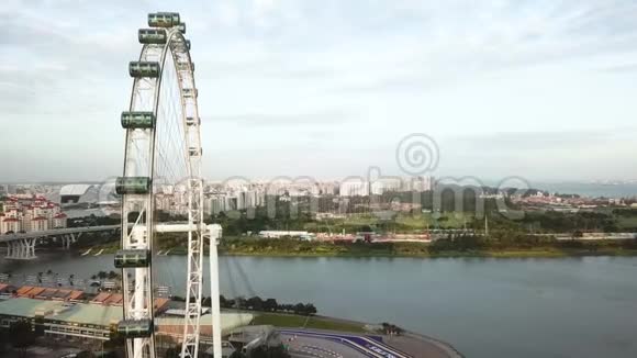 鸟瞰新加坡过山车视频的预览图