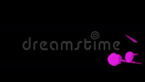 紫罗兰色墨水滴在黑色背景上以达到效果三维渲染体素图形计算机模拟5视频的预览图