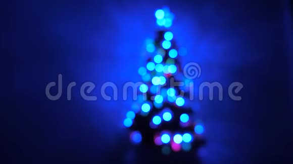 圣诞内饰房间里一棵新年树的多种颜色的树装饰着发光的花环和一颗星星视频的预览图