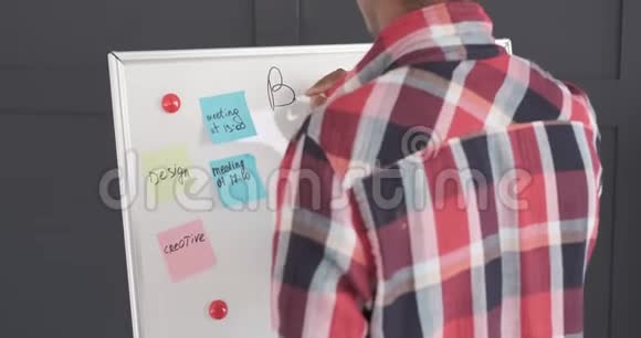 商人在办公室的白板上写字视频的预览图