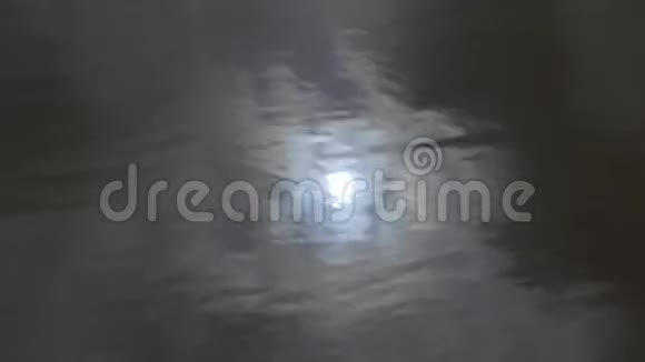 太阳在水中反射视频的预览图