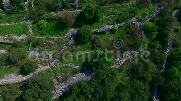 黑山山区精英酒店古代石头建筑视频的预览图