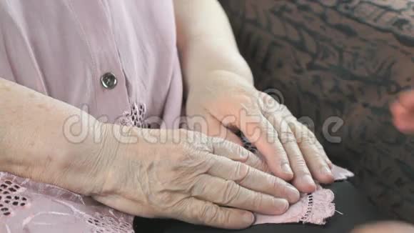 妇女在压力下舒缓老年妇女视频的预览图