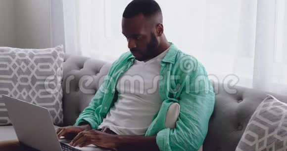 年轻的成年混血男人在家享受时光视频的预览图