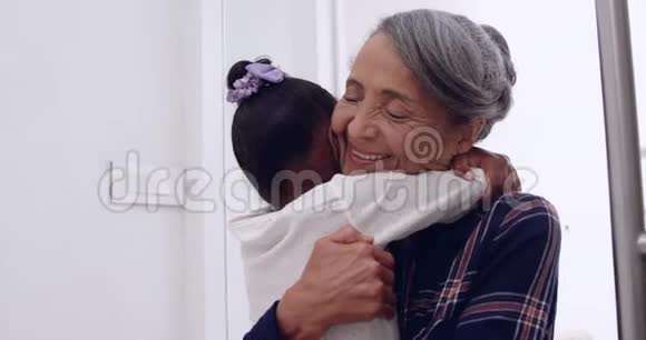 成熟的女人和她的孙女视频的预览图