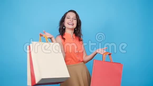 年轻快乐的女人拿着购物袋视频的预览图