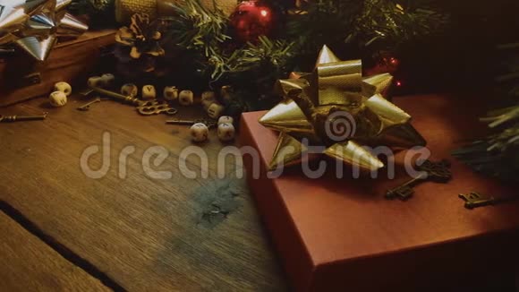 木质餐桌上的圣诞装饰品供节日使用视频的预览图